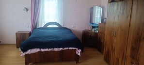 3 chambres, bureau, fer et planche à repasser, accès au Wi-Fi (inclus)