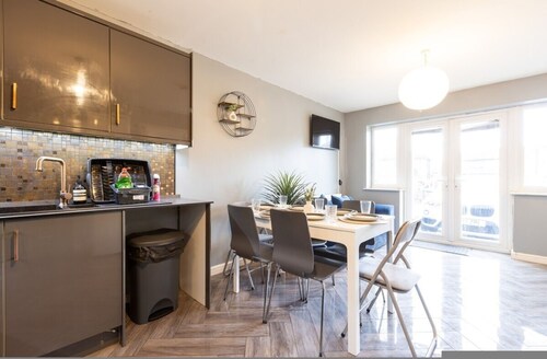 Grand 5BR Retreat in Beeston Sleeps 12