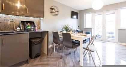 Grand 5BR Retreat in Beeston Sleeps 12