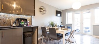 Grand 5BR Retreat in Beeston Sleeps 12