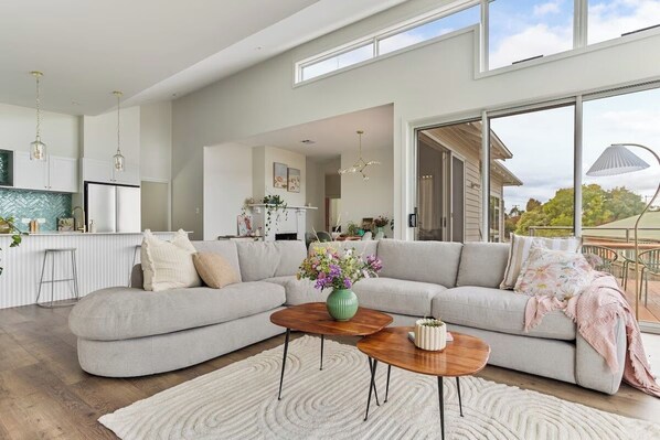 Living area - Beau Tide Retreat Beautifully Refreshed Tasmanian Escape (Beauty Point)