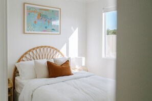 4 bedrooms, iron/ironing board, WiFi, bed sheets - Welcome to Good Vibes - and yes it lives up to it's name. (Robe)