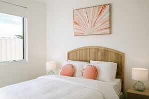 4 bedrooms, iron/ironing board, WiFi, bed sheets - Welcome to Good Vibes - and yes it lives up to it's name. (Robe)