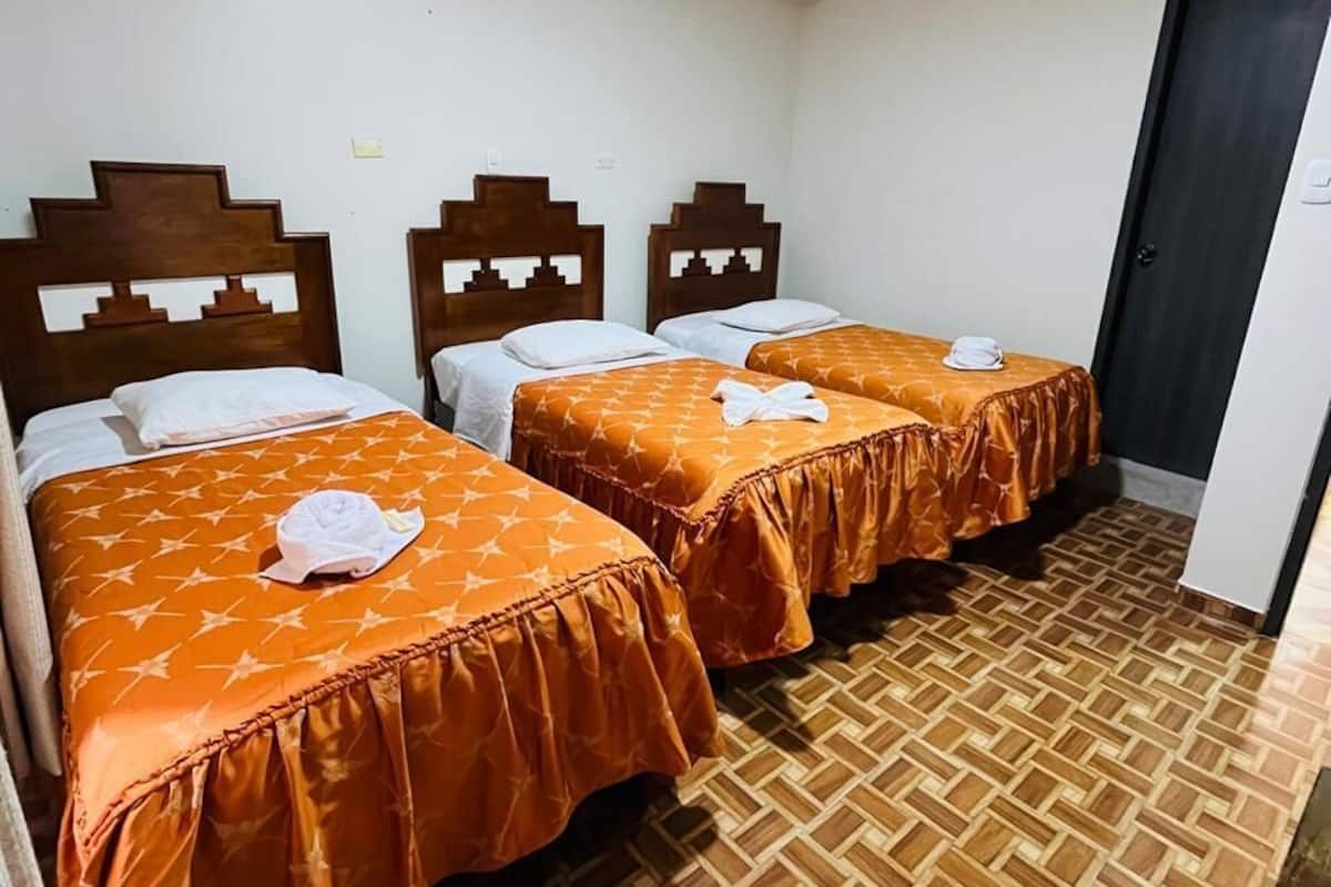 Escritorio, espacio para trabajar con laptop y wifi gratis