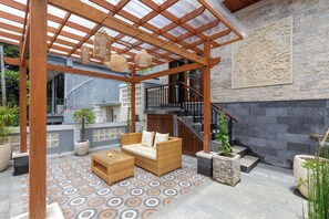 Mặt ti  ền nơi lưu trú - ban đêm