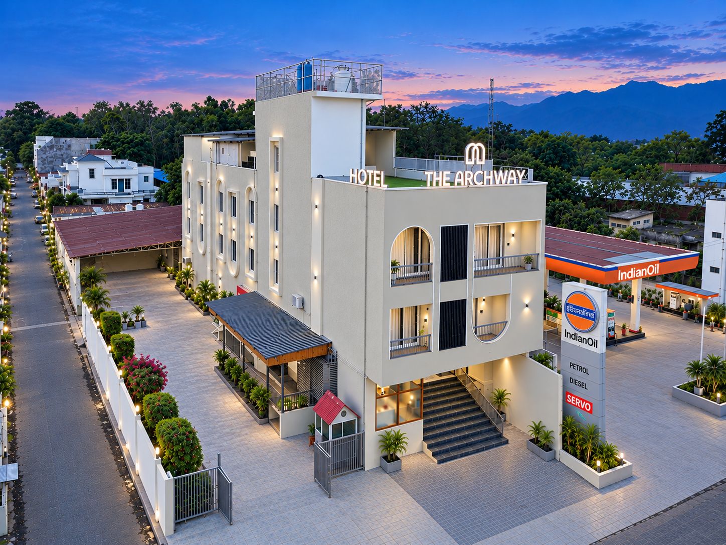 Un hotel de diseño moderno, con una estructura de dos pisos, un acceso cubierto y una escalera visible que conduce a la entrada.