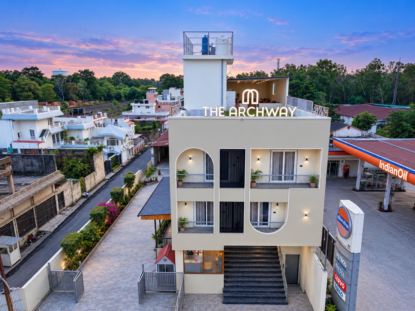 Un edificio de varios pisos con balcones y un letrero que dice 'THE ARCHWAY'.