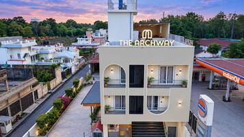 Un edificio de varios pisos con balcones y un letrero que dice 'THE ARCHWAY'.
