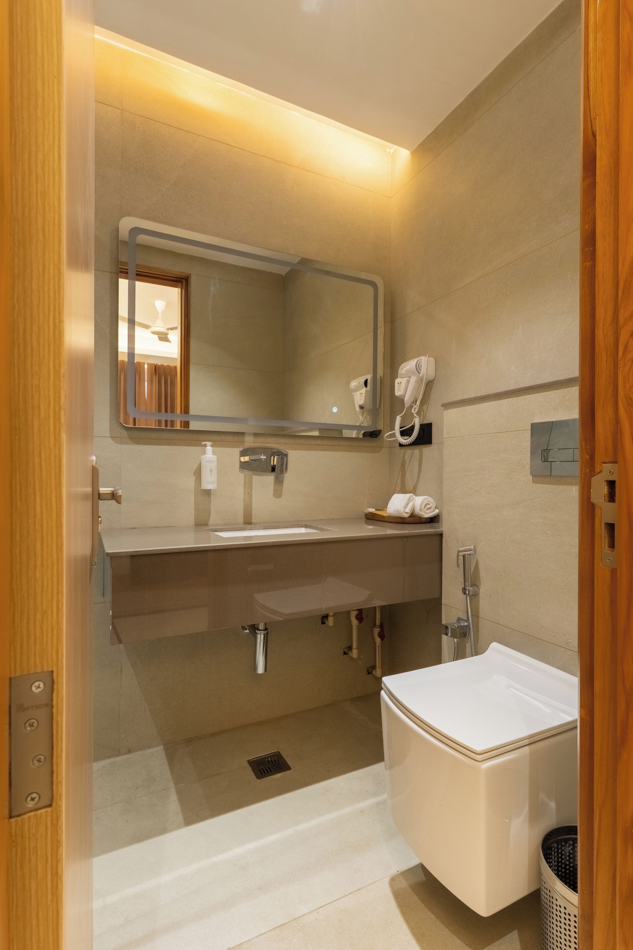 Superior Double Room | Bathroom | Shower, towels, soap, shampoo
