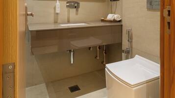 Superior Double Room | Bathroom | Shower, towels, soap, shampoo
