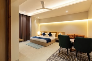Una habitación de hotel moderna con una cama, mesitas de noche, un escritorio y una silla.