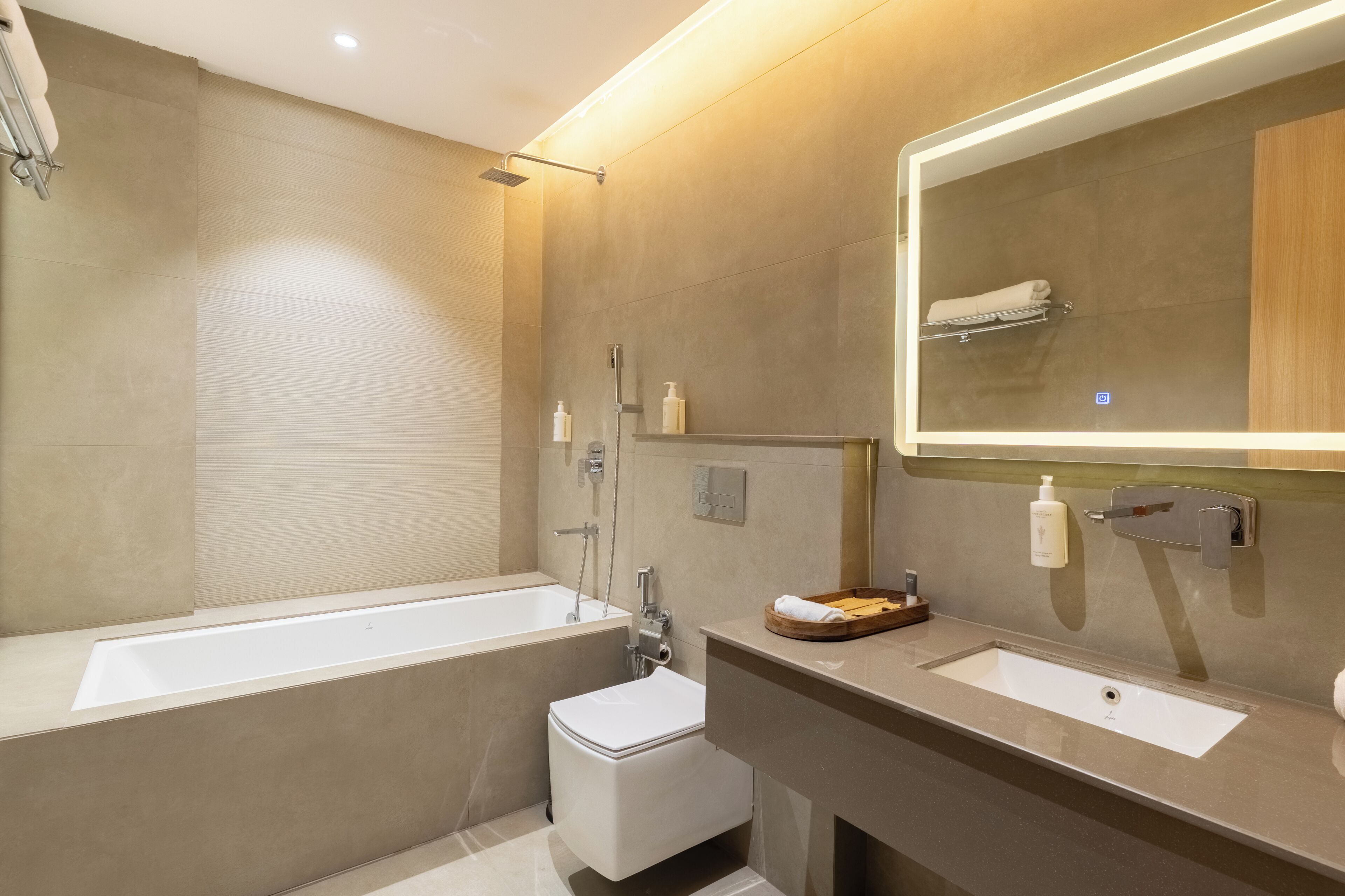 Suite, 1 cama doble, bañera accesible, terraza | Baño | Ducha, cabezal de ducha tipo lluvia, secador de pelo y toallas