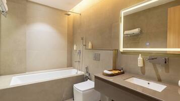 Suite, 1 cama doble, bañera accesible, terraza | Baño | Ducha, cabezal de ducha tipo lluvia, secador de pelo y toallas