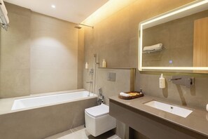 Suite, 1 cama doble, bañera accesible, terraza | Baño | Ducha, cabezal de ducha tipo lluvia, secador de pelo y toallas
