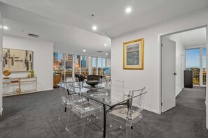 Apartamento luxo, sacada, vista para a cidade | Parte interna