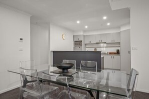 Căn hộ Deluxe, ban công, quang cảnh thành phố | Khu ăn uống