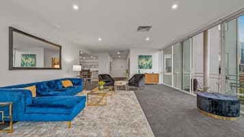 Departamento Deluxe, balcón, vista a la ciudad | Área de sala de estar | Smart TV
