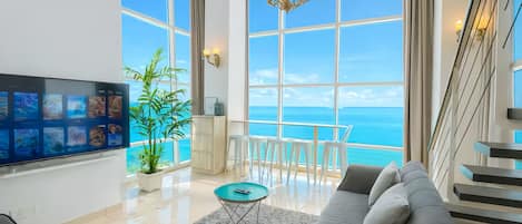 Appartement, vue sur la mer | Aire de séjour | Téléviseur à DEL de 43 po avec télévision par câble