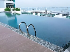 Hồ bơi ngoài trời