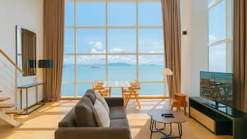 Apartamento, vistas al mar | Zona de estar | Televisión LED de 43 pulgadas con canales por cable