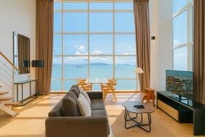 Apartament, vistes al mar | Sala d'estar | Televisor LED de 43 polzades amb canals per cable 