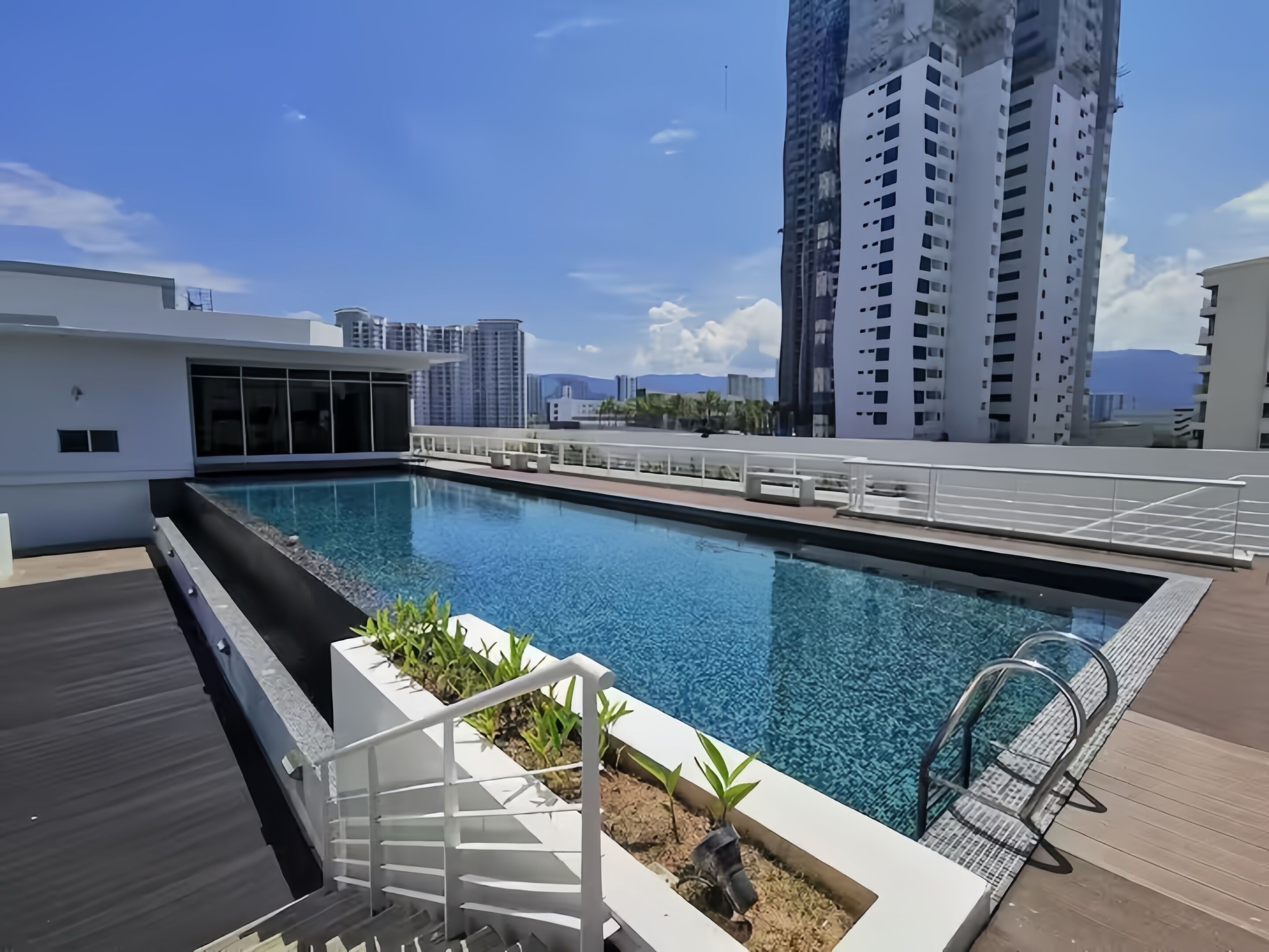 Una piscina al aire libre