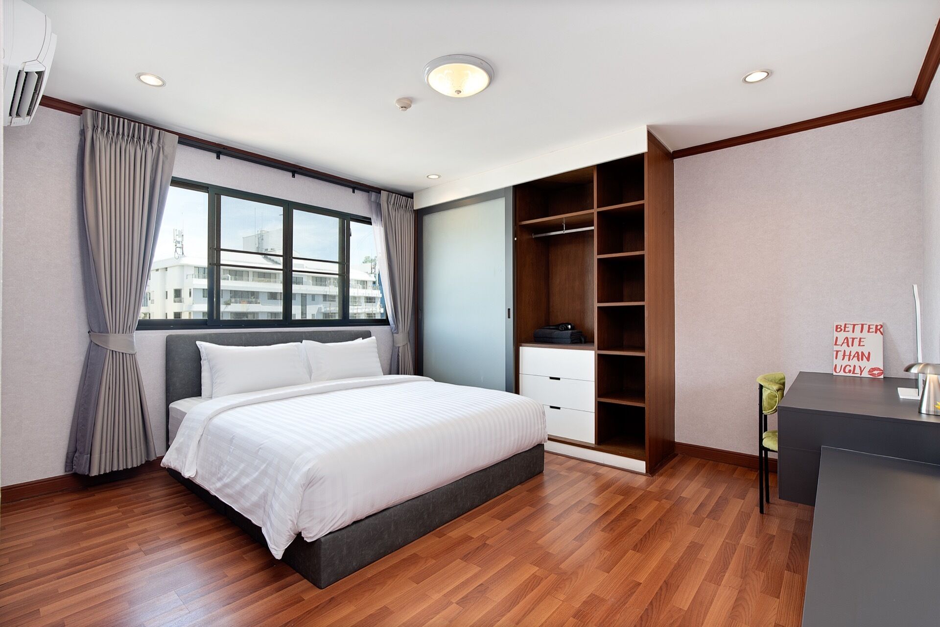 The Crown Residence | Una scrivania, tende oscuranti, ferro/asse da stiro, Wi-Fi gratuito
