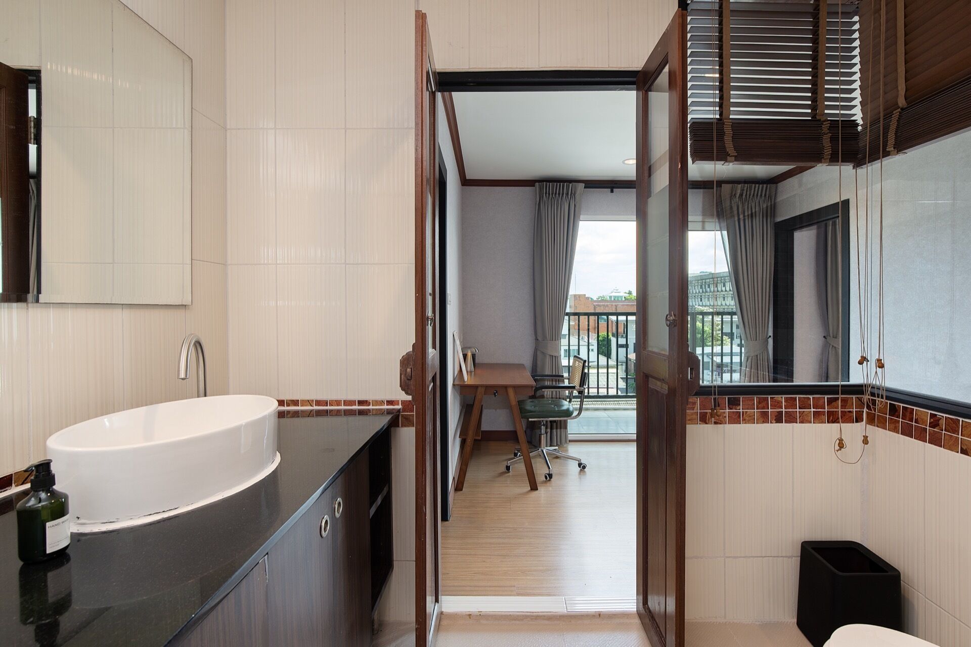 Studio | Badkamer | Een aparte badkuip en douche, een haardroger, handdoeken, zeep
