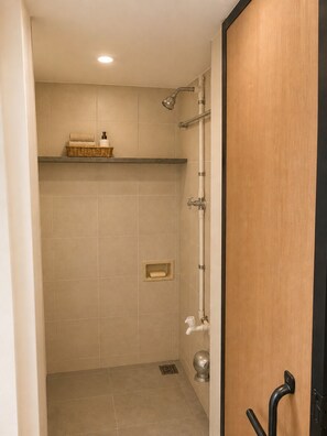 Regadera, toallas, jabón, papel de baño 