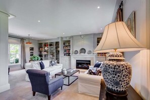 Télévision, cheminée, livres