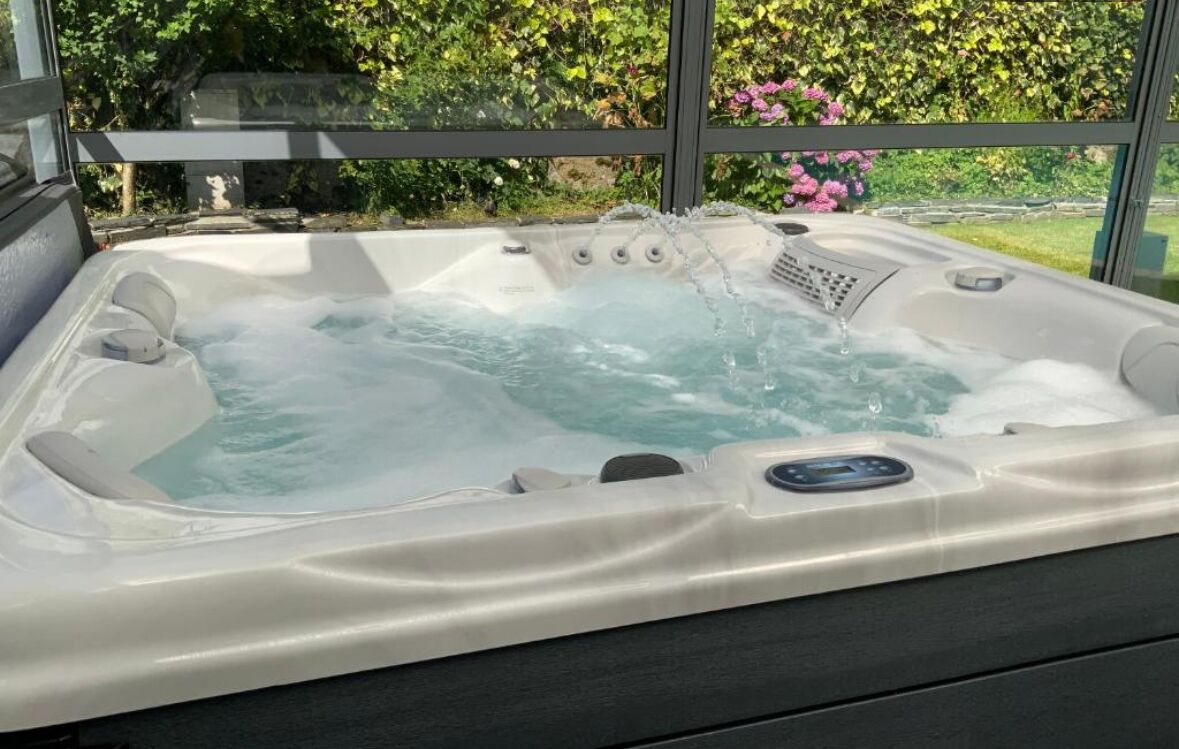 Bañera de hidromasaje al aire libre