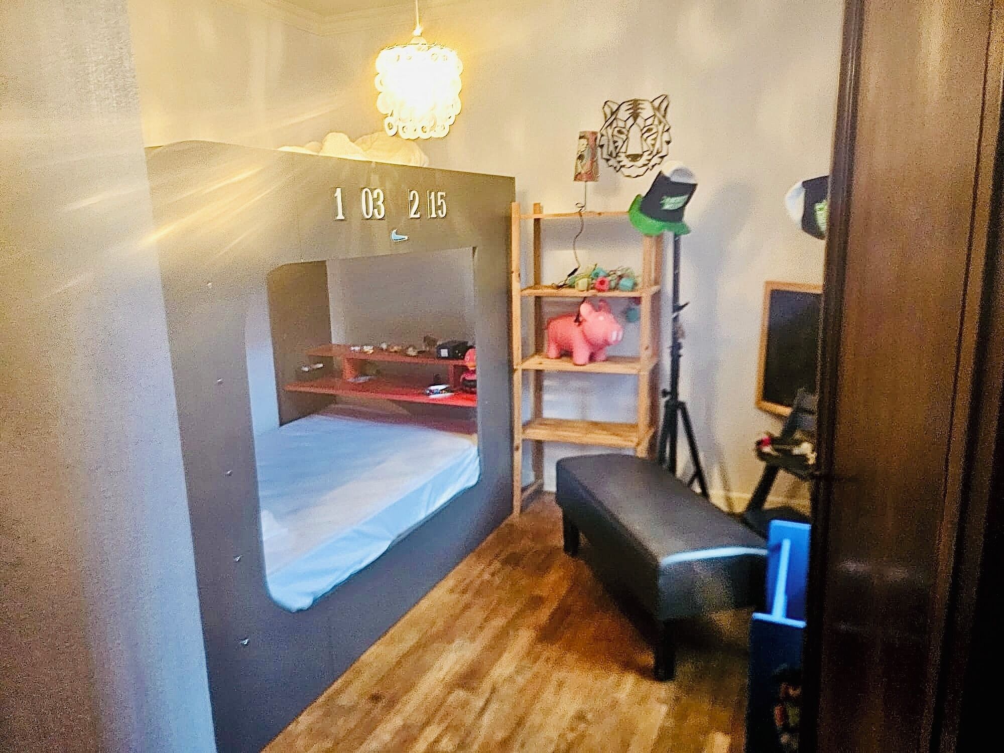 Een strijkplank/strijkijzer, wifi, beddengoed