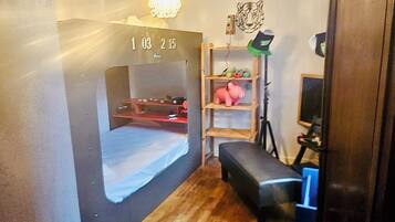 Een strijkplank/strijkijzer, wifi, beddengoed