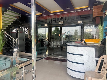 Deluxe Room | Lobby. Himani Hotel