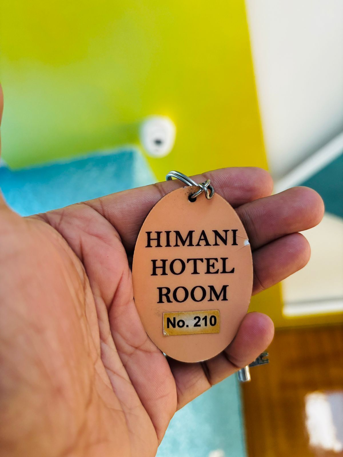 Una llave con la inscripción 'HIMANI HOTEL ROOM No. 210'.