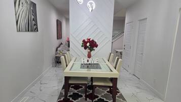 House, 4 Bedrooms, Fireplace | Dining room