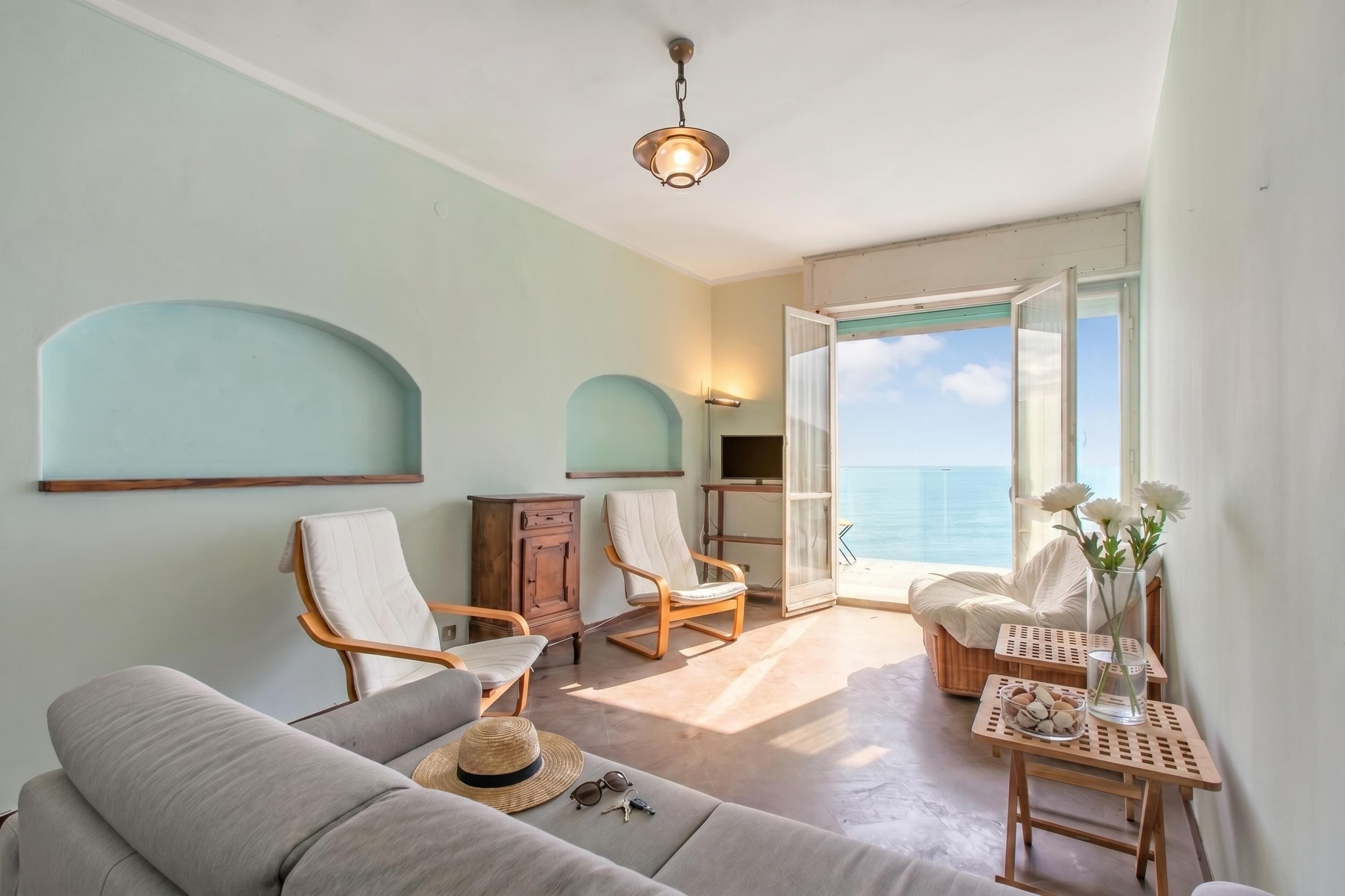 Căn hộ dành cho gia đình, 3 phòng ngủ, 2 phòng tắm, đối diện biển (Attico Giancardi - Beachfront) | Khu phòng khách
