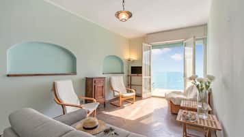 Căn hộ dành cho gia đình, 3 phòng ngủ, 2 phòng tắm, đối diện biển (Attico Giancardi - Beachfront) | Khu phòng khách