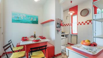 Apartemen Keluarga, 3 kamar tidur, 2 kamar mandi, menghadap laut (Attico Giancardi - Beachfront) | Tempat makan