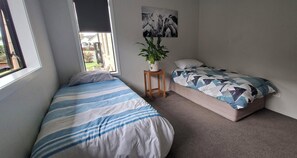Een strijkplank/strijkijzer, internet, beddengoed