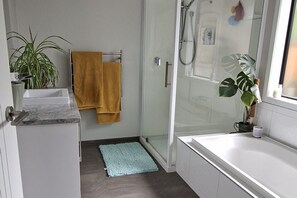 Douche, sèche-cheveux, serviettes fournies, savon