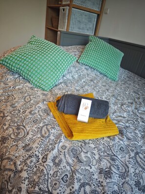 WiFi, bed sheets