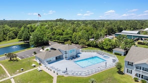 Ein Gebäude mit Schwimmbad, umgeben von einem Zaun, und einer Fahnenmast mit einer amerikanischen Flagge.