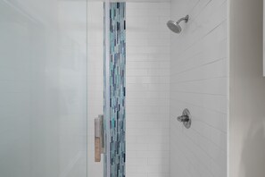 Ducha, secador de pelo, toallas, shampoo