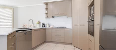 Cafetera y tetera, refrigerador, microondas y horno
