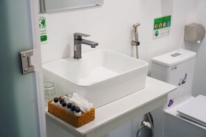 Free toiletries, hair dryer, towels, soap - The Rice Hotel & Tour - 27 Nguyen Thai Binh (Ben Thanh)