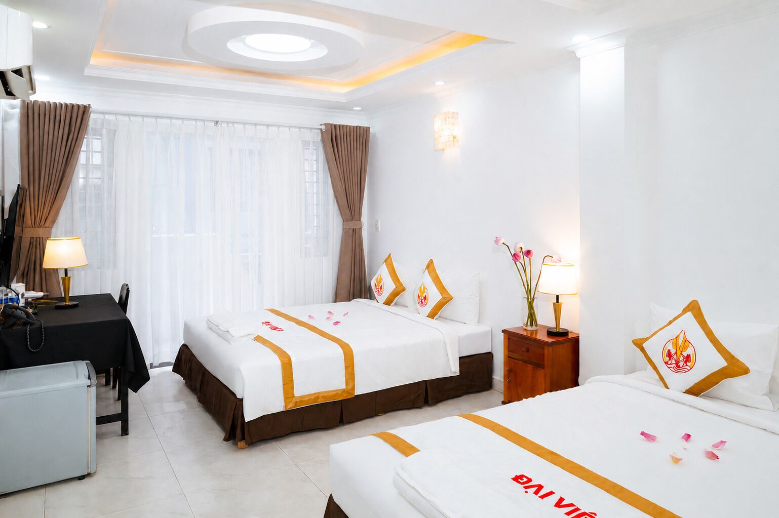 Suite familiare, balcone | Una scrivania, Wi-Fi gratuito