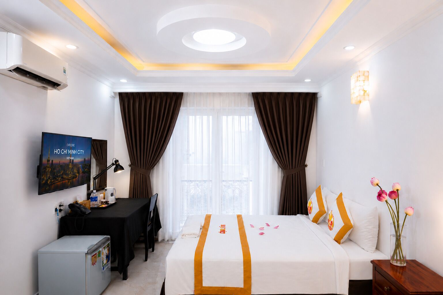 Une chambre d’hôtel avec un lit, un bureau, une télévision et une vue sur la ville.