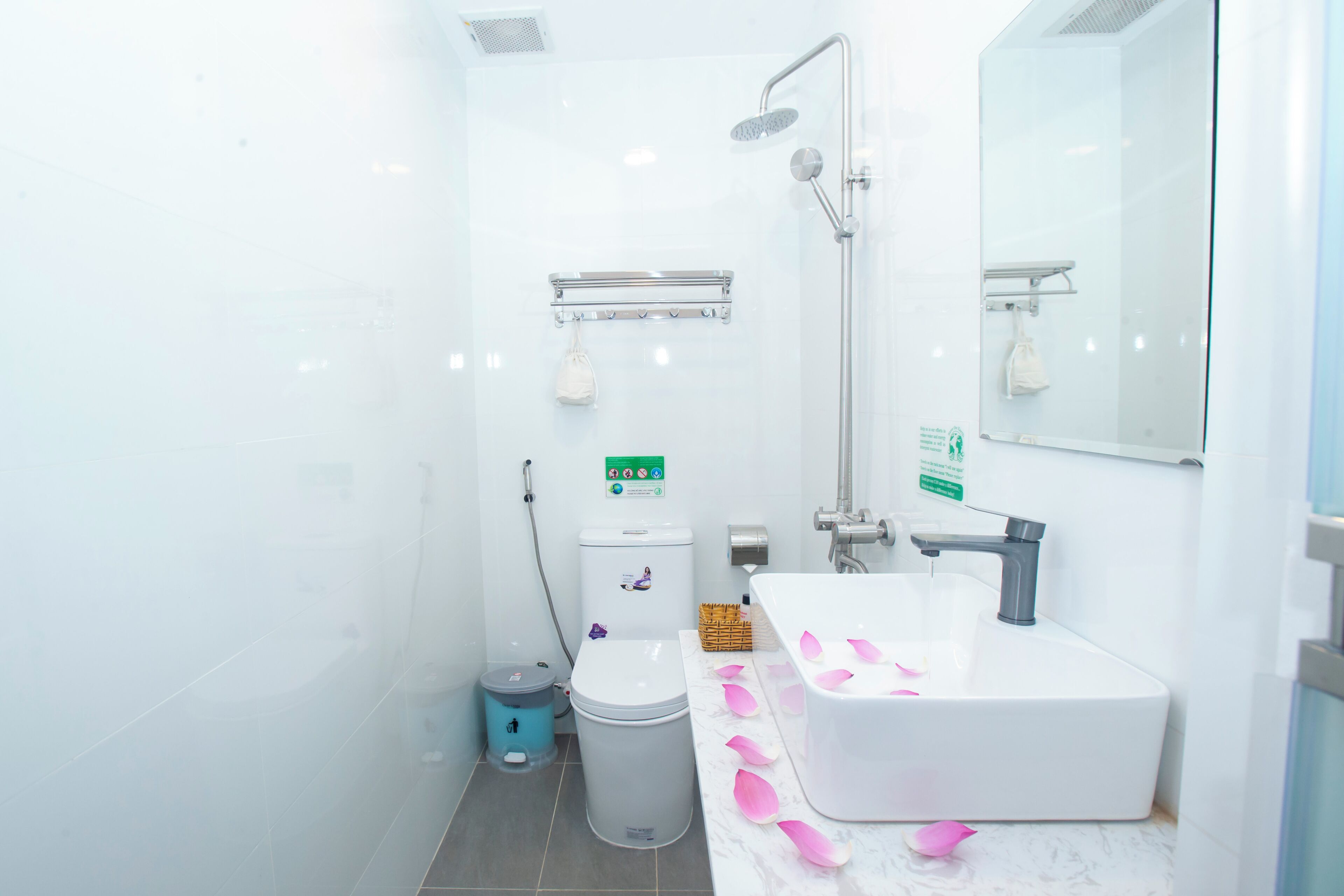 Deluxe-Zimmer | Badezimmer | Regendusche, kostenlose Toilettenartikel, Haartrockner, Handtücher