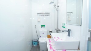A modern bathroom with a toilet, bidet, and shower. - The Rice Hotel & Tour - 27 Nguyen Thai Binh (Ho Chi Minh City)